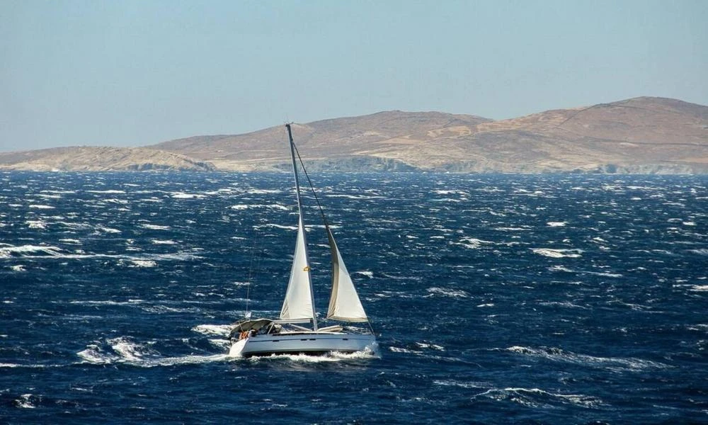 Καιρός: Ηλιόλουστη η Πέμπτη με πολλά μποφόρ - Μέχρι 34 βαθμούς η θερμοκρασία